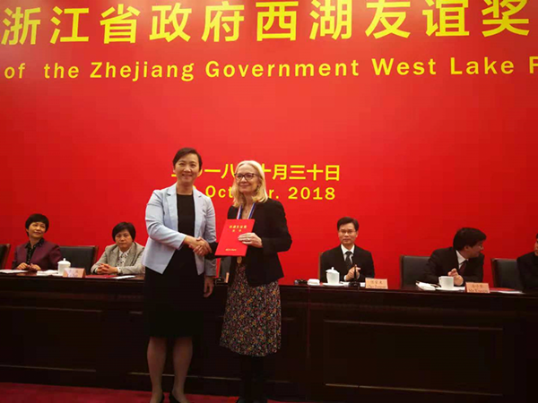 王文序副省长为华人策略研究论坛何丽莎教授颁奖.png